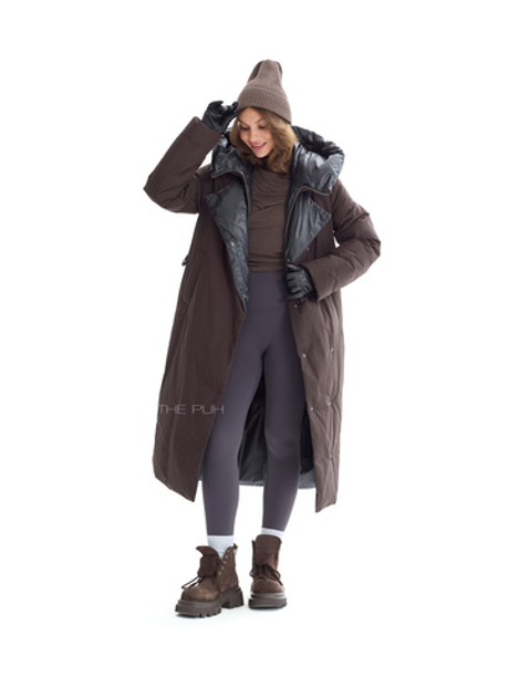Длинный пуховик темно-шоколадного цвета с поясом