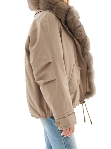 Короткая пуховая парка бежевого цвета