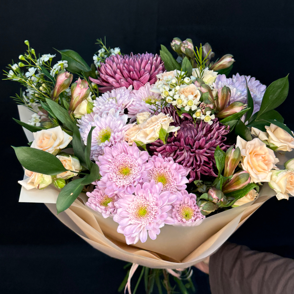 Букет из темных хризантем, кустовой розы и альстромерии