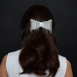 Бант-бабочка из белого шелка с жемчугом и серебристыми цепочками