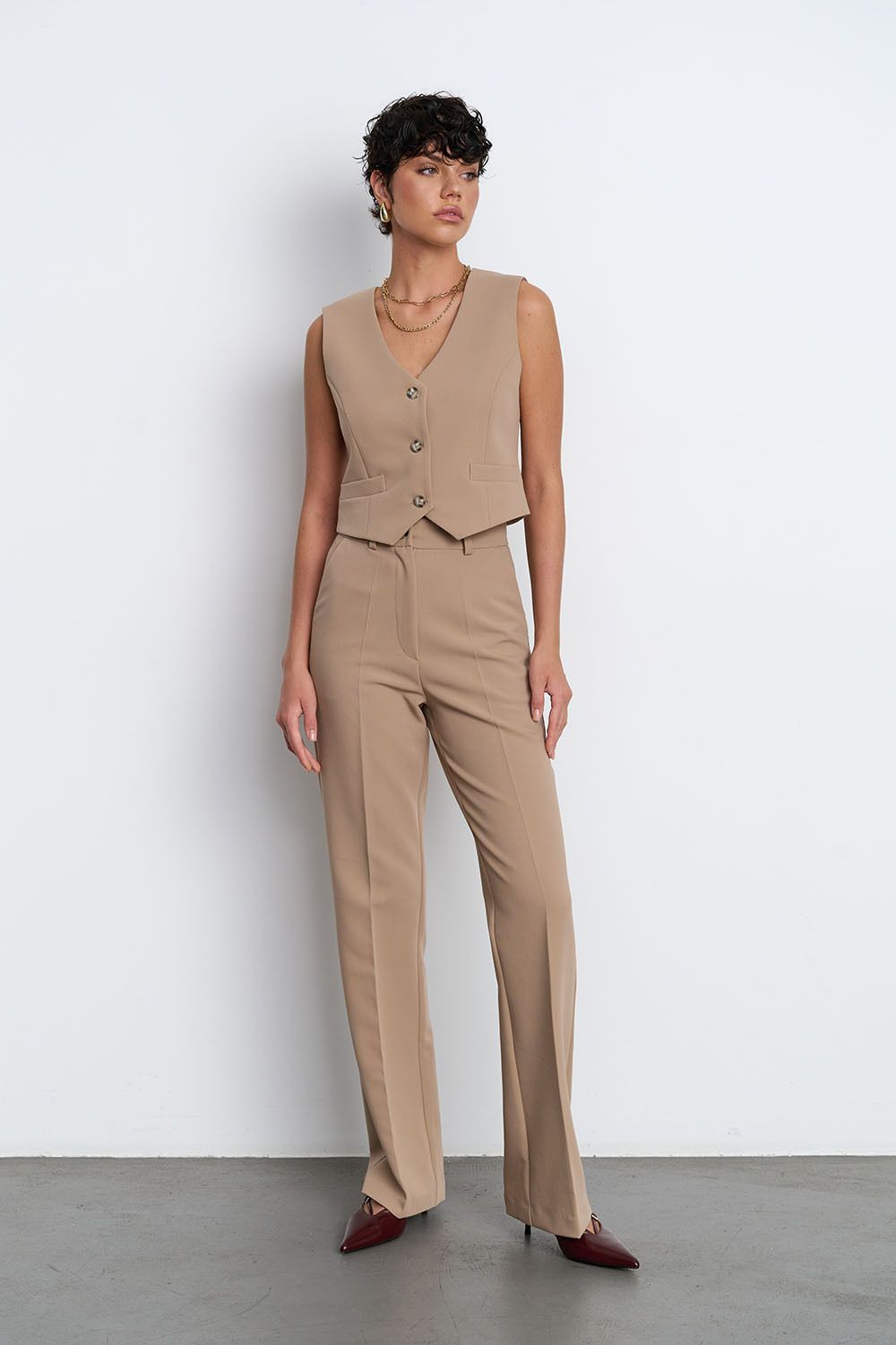 Жилет костюмный цвета капучино