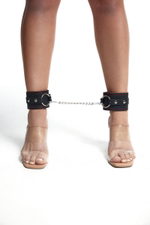 Черно-красные кожаные оковы