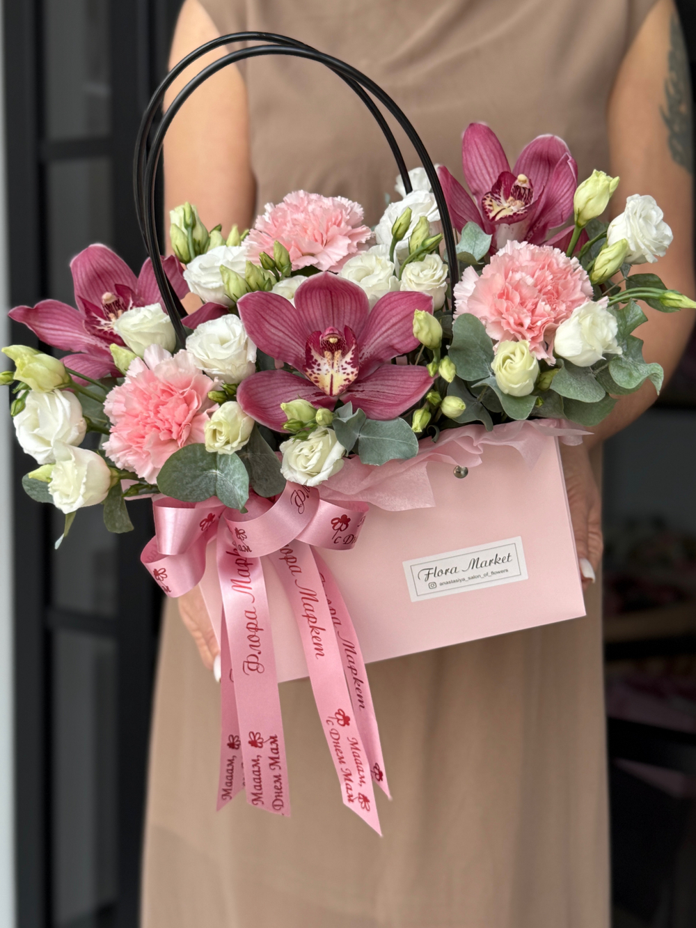 Утонченное сочетание цимбидиума, диантуса, эустомы и эвкалипта в лаконичной композиции от Флора Маркет