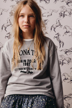 ZARA ЛОНГСЛИВ С РЕЛЬЕФНОЙ НАДПИСЬЮ, АНТРАЦИТОВО-СЕРЫЙ