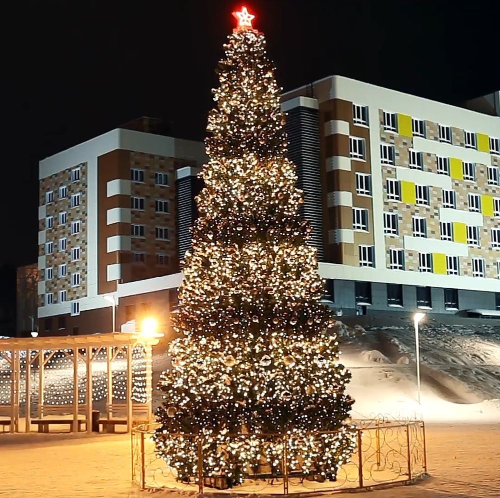 Светодинамическая елка каркасная - встроенная гирлянда: теплый свет - "Уральская" 20 м