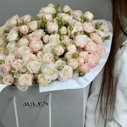 Букет из пиновидных кустовых роз «Бомбастик» 51 штука