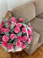 Цветочная корзина из роз Кантри и эвкалипта размер XL