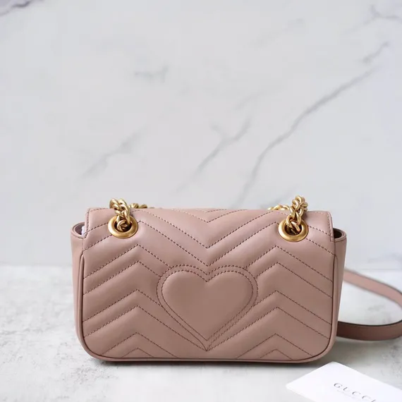 Мини-сумка на плечо Gucci GG Marmont из стеганой кожи