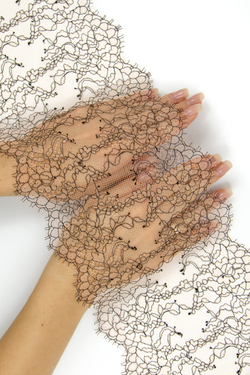 Кружево шантильи персиковое с черной нитью ширина 16 см длина 1.45 м