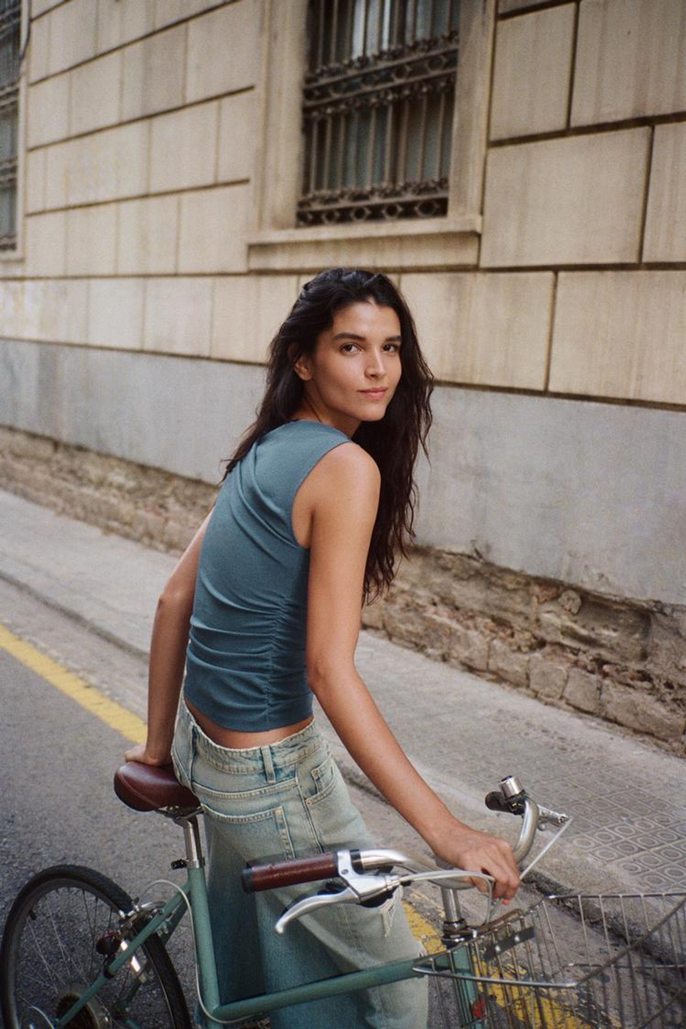 ZARA АСИММЕТРИЧНЫЙ ТОП СО СБОРКАМИ, ВЫЦВЕТШИЙ СИНИЙ