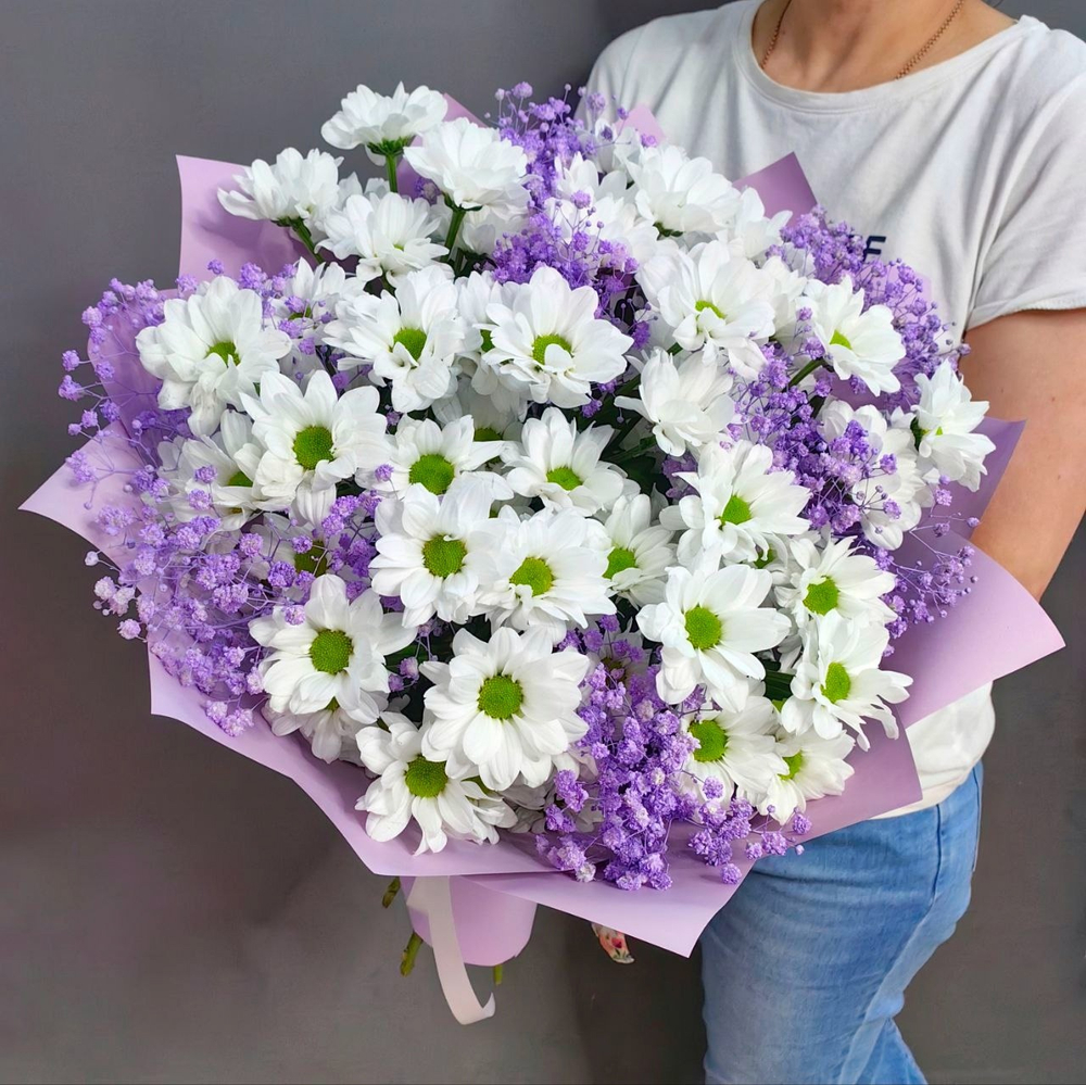 Букет из 7 кустовых хризантем сорта "KENNEDY WHITE" и гипсофилы цвета "LAVANDER"