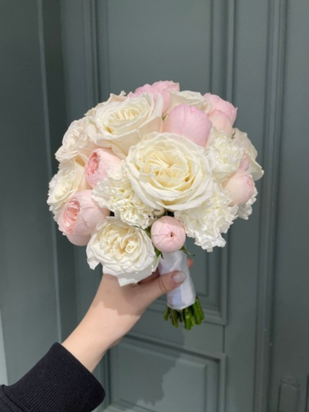Свадебный букет из кустовых пионовидных роз, одноголовых роз и диантусов