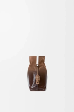 Loewe Средняя сумка-клатч Flamenco из лакированной нубуковой кожи с градиентным переходом цвета, мокко