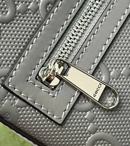 Сумка-мессенджер Gucci маленького размера с тиснением GG