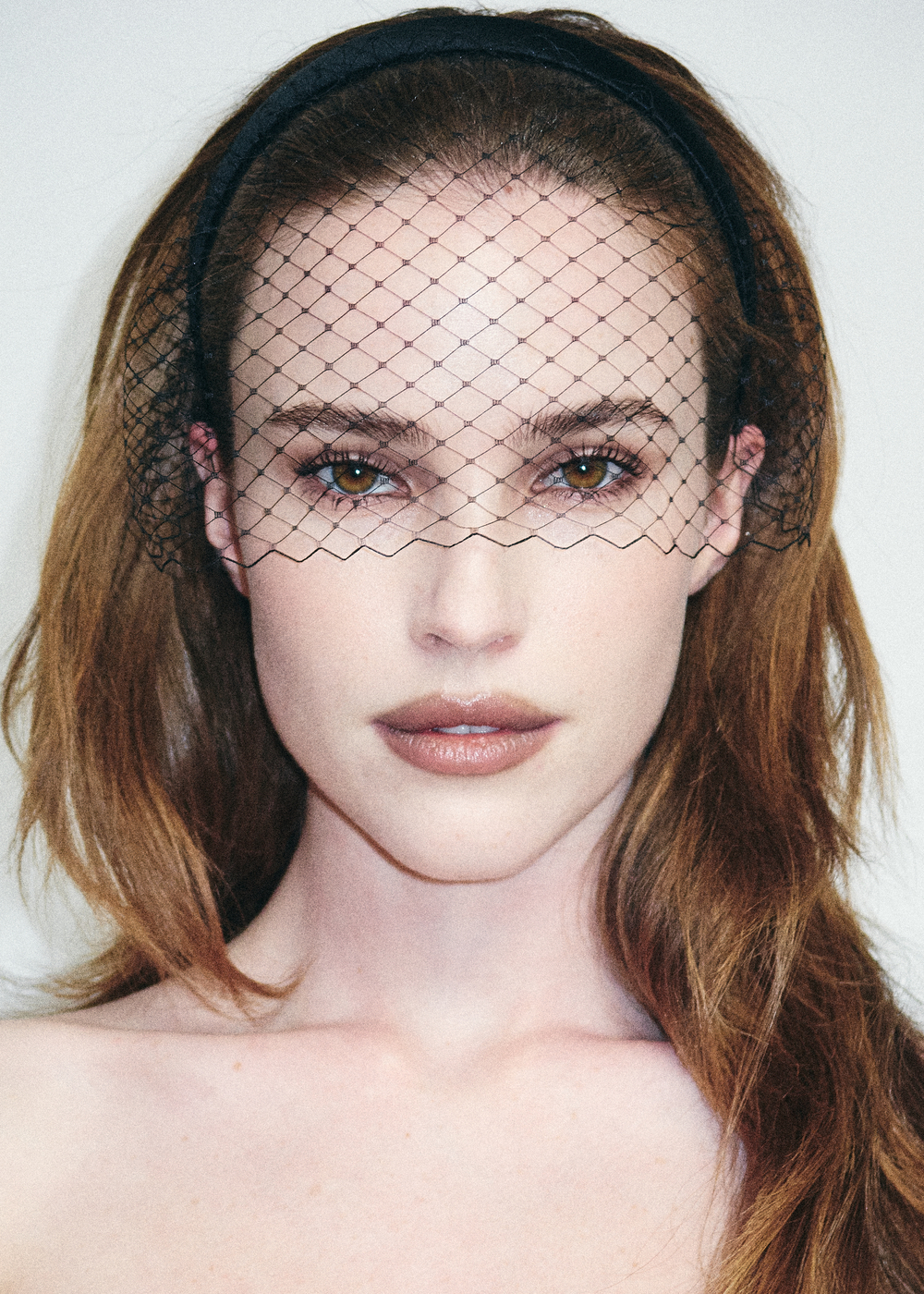 Вуаль на тонком ободке укороченная