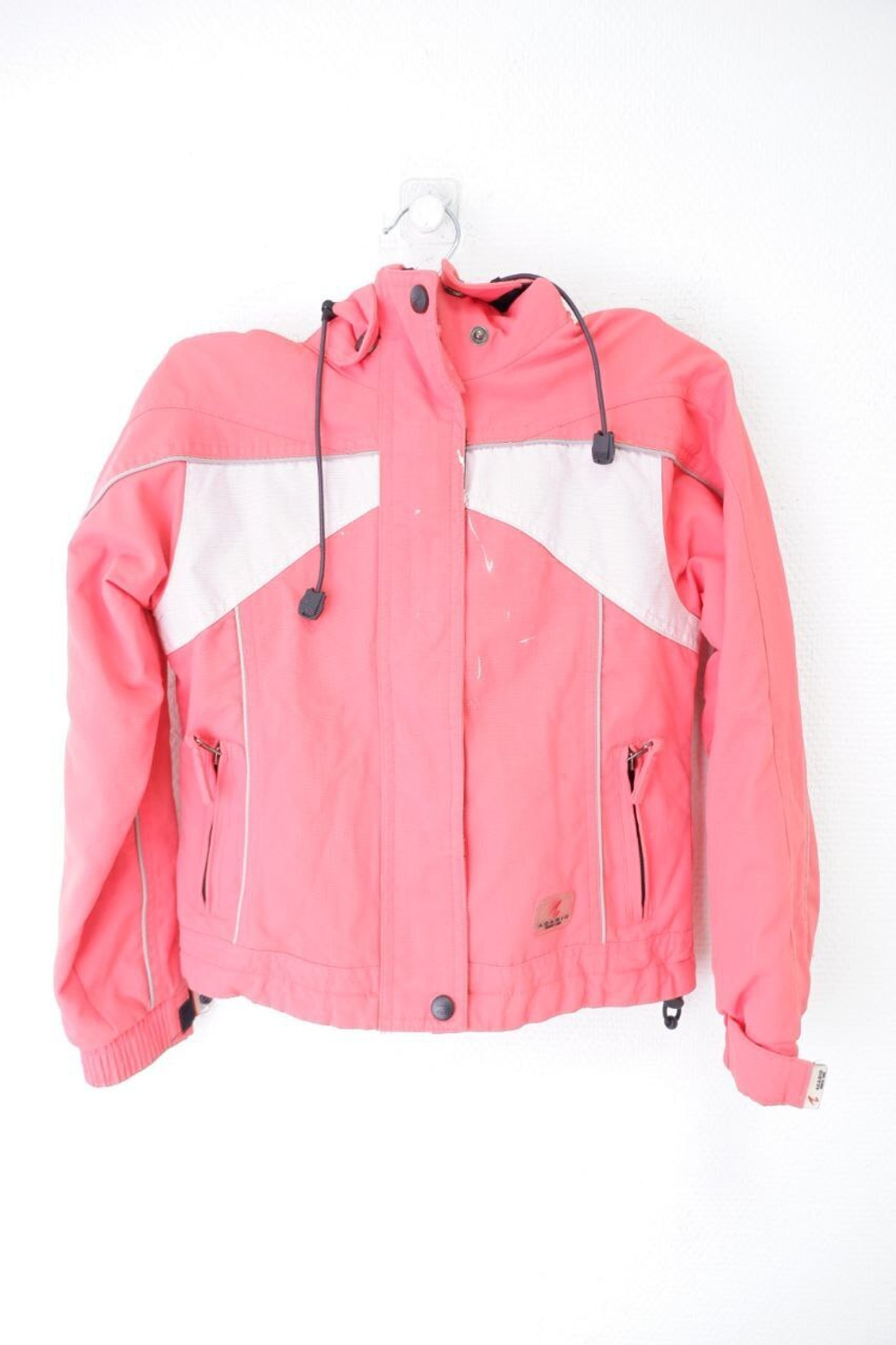 Куртка красивого цвета на 6 лет