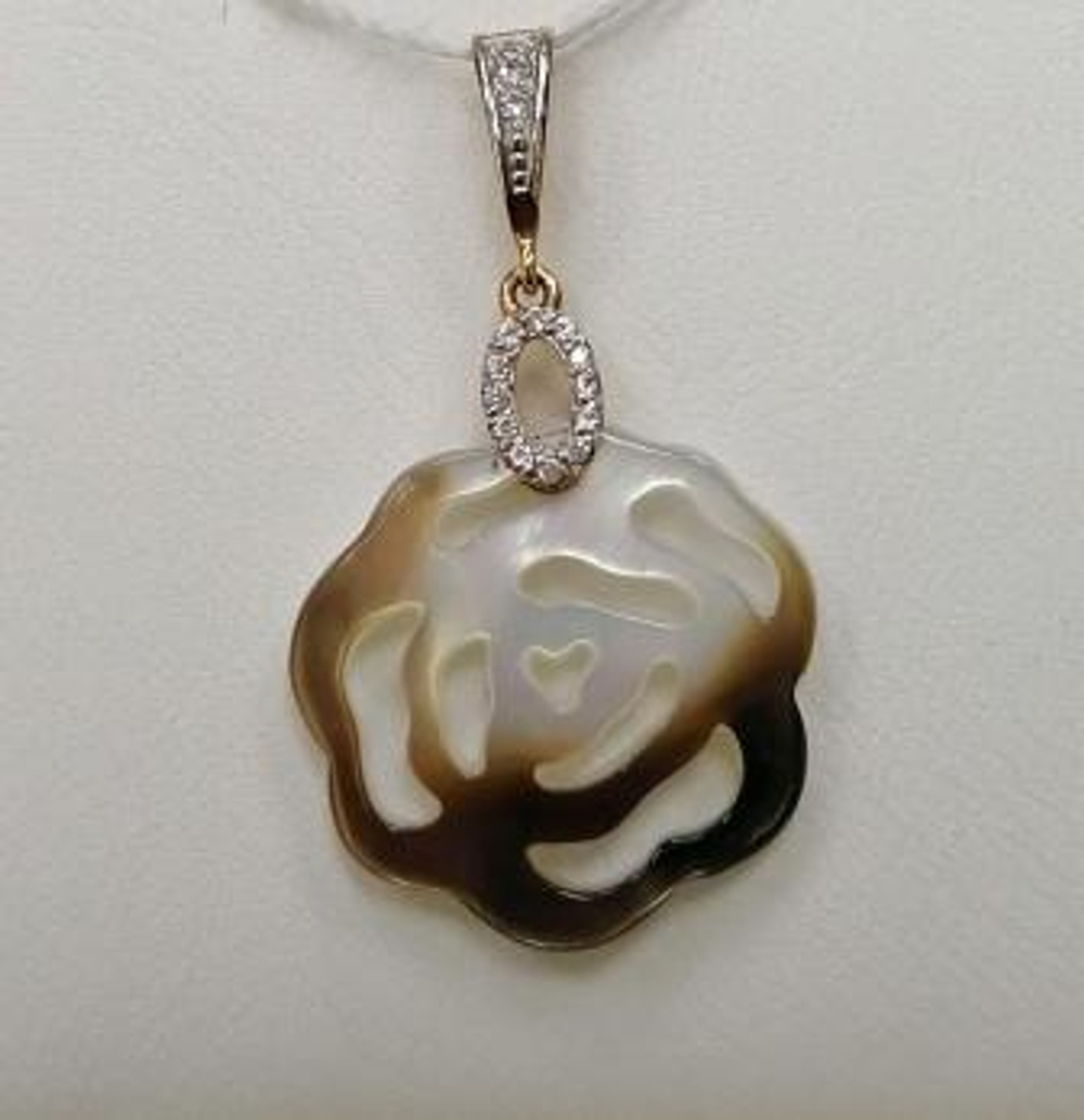 Подвеска из золота с перламутром