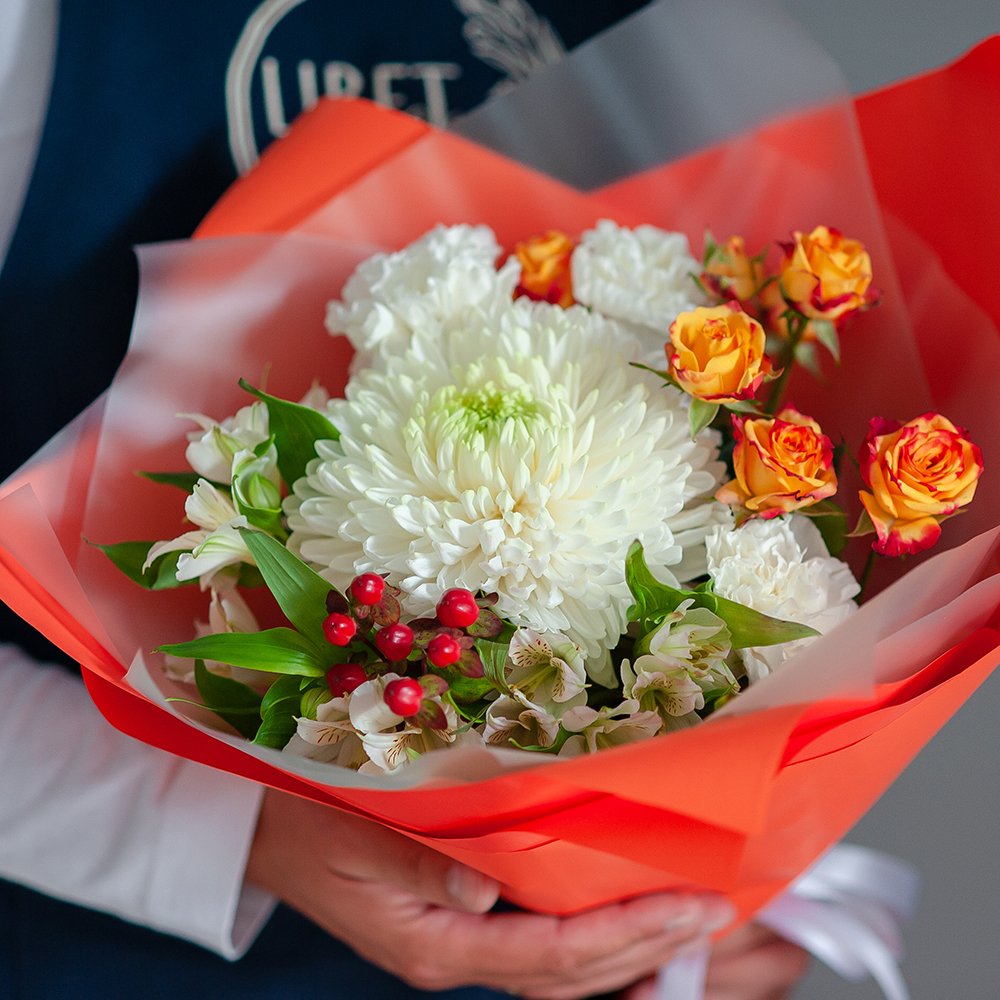 Яркий букет с одноголовой хризантемой в оранжевом оформлении