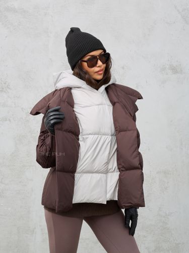Укороченный пуховик шоколадного цвета с серым капюшоном