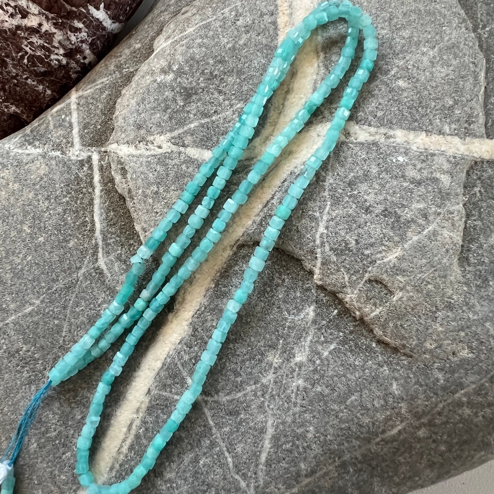 Амазонит. Камни для изделий на заказ. Цена зависит от вида заказанного изделия