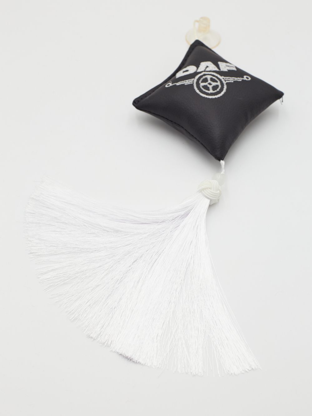 Ромб объемный на присоске DAF (экокожа, черный, белая вышивка, кисть)