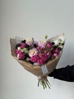 Букет из кустовых пионовидных роз, георгин, гортензии, лизиантуса и эвкалипта