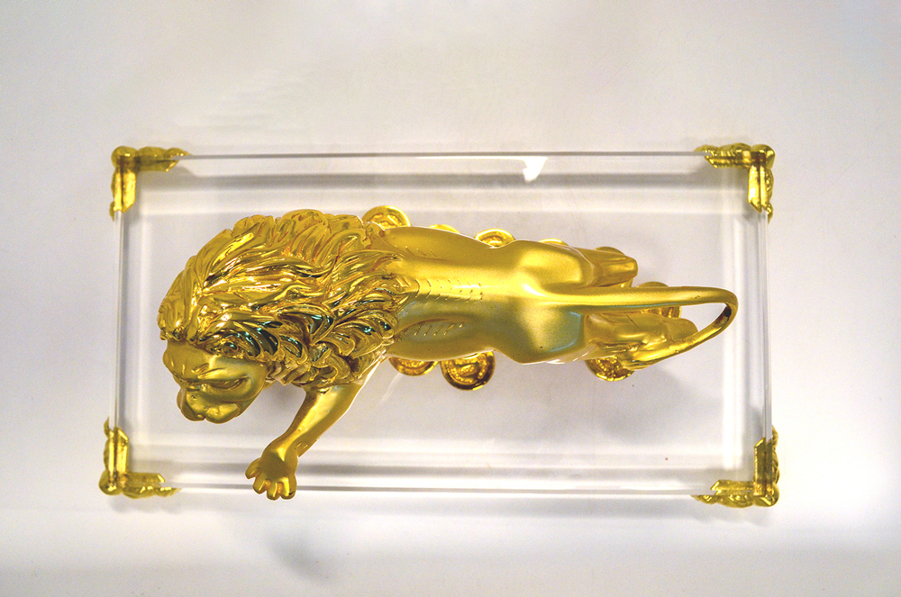 Знак зодиака ЛЕВ. Скульптура золоченая на стеклянной подставке. Металл, золочение, стекло. ХХ века,