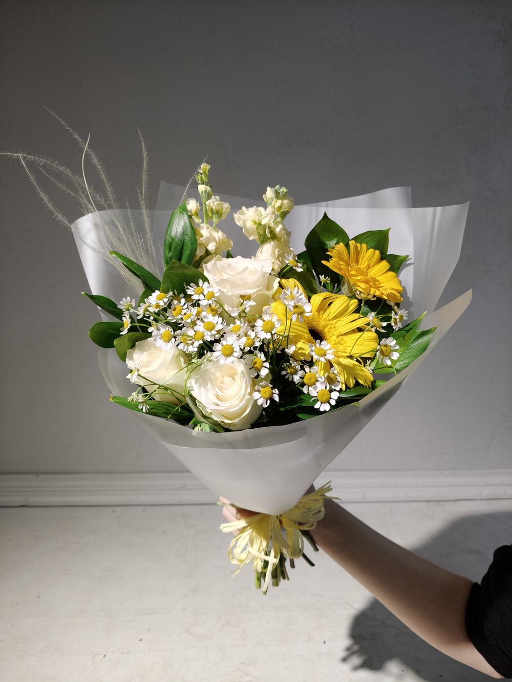 Стильный букет-кулек в яркой гамме (С0058)