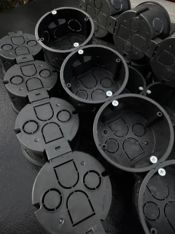 Коробка подрозетник с/у в бетон черный 68х42 (20 шт)