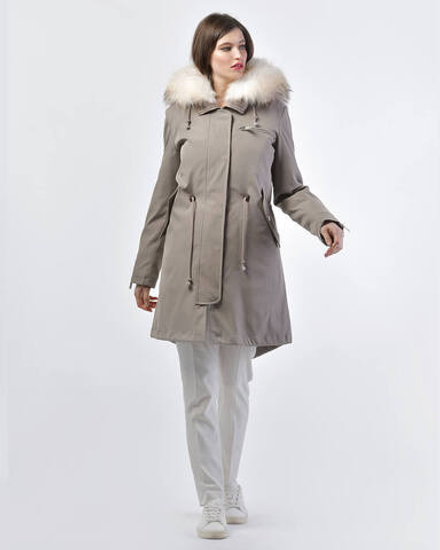 Парка с отделкой из меха енота