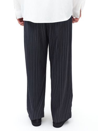 Черные брюки в полоску Fleur с защипами