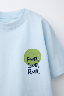 ZARA ФУТБОЛКА С ПРИНТОМ И ВЫШИВКОЙ, НЕБЕСНО-ГОЛУБОЙ