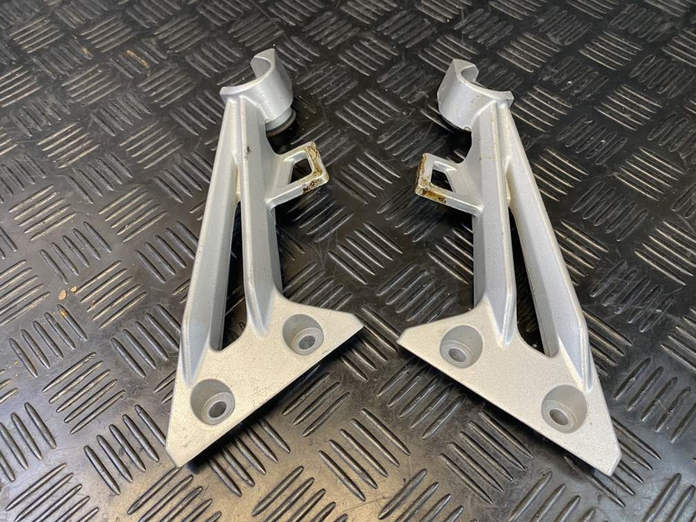 Кронштейны крепления глушителей Yamaha FJR1300A 2010