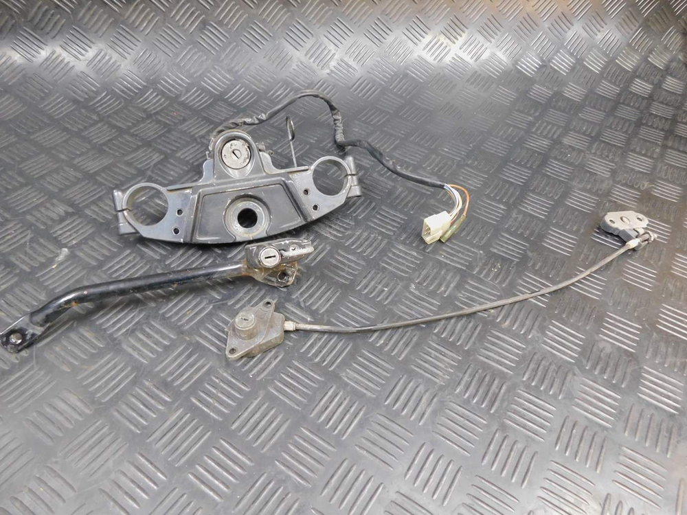 Замок зажигания Kawasaki ZZR 400 98 (комплект замков с траверсой без ключей) 053091