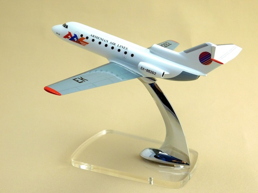 Модель самолета Як-40 (М1:100, Армения)