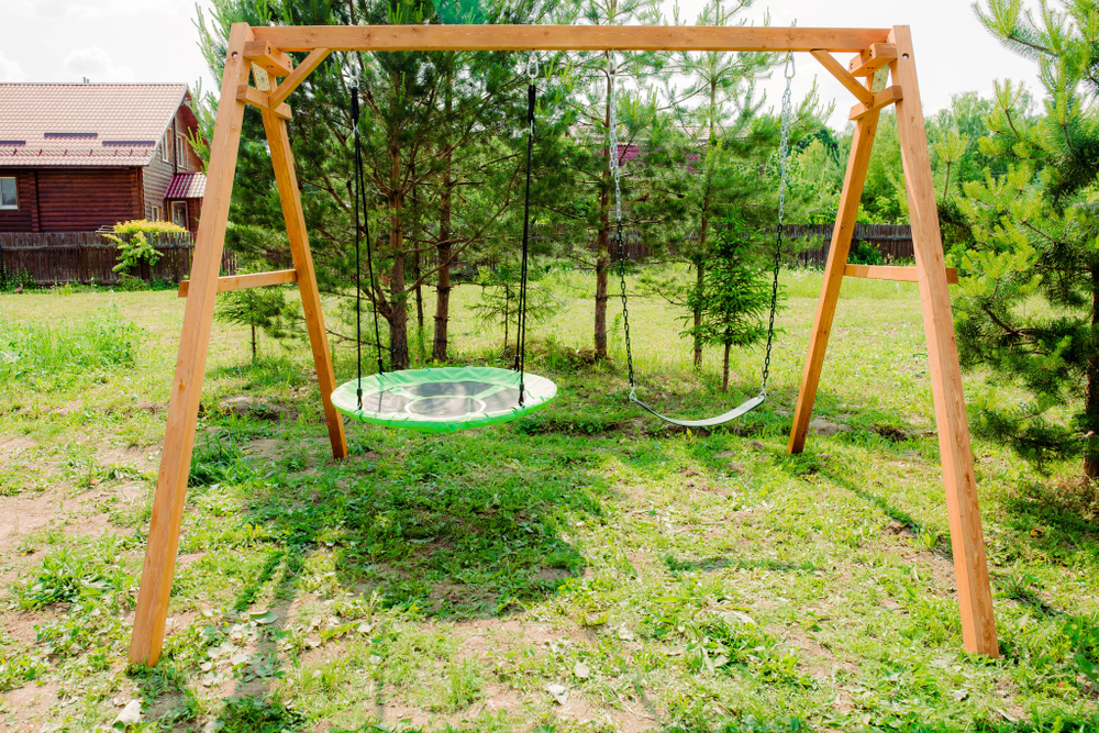 Деревянные качели с гипкими качелями и качелями гнездо Свиби
