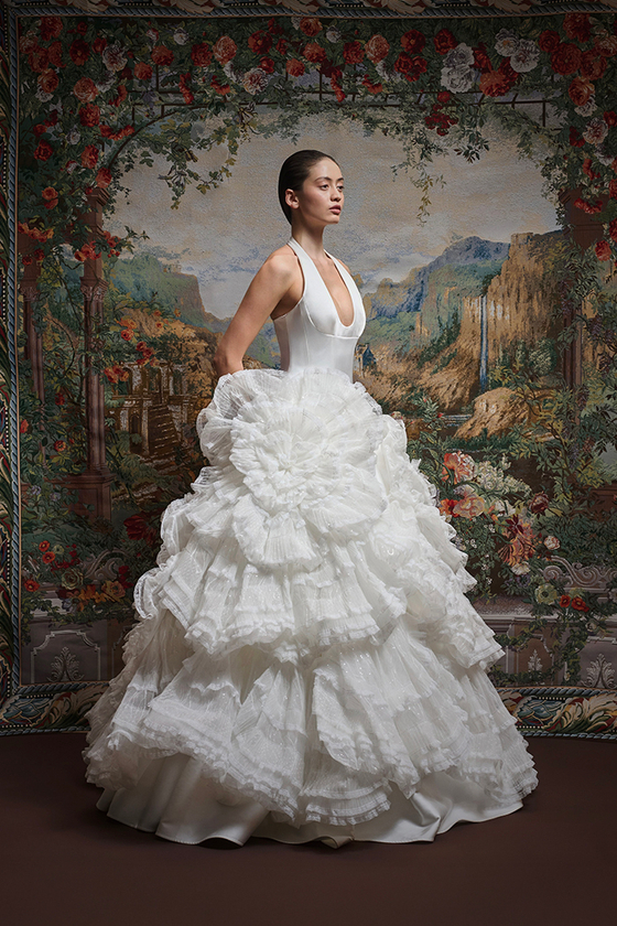 Платье макси с объемной юбкой, декорированной цветами из пайеток и кружева