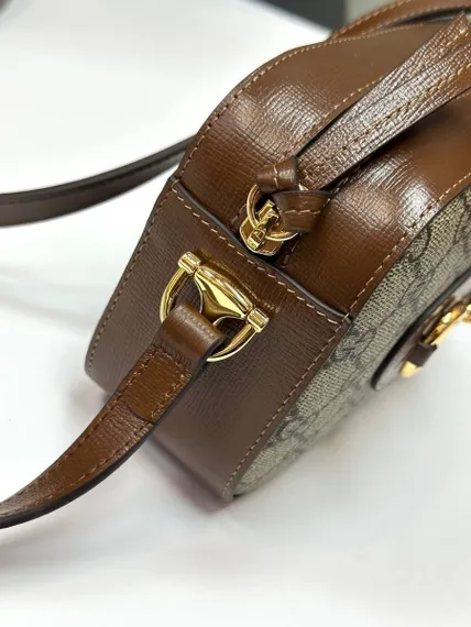 Маленькая сумка на плечо Gucci Horsebit 1955 бежевый