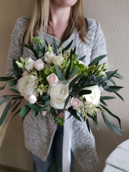 Раскидистый букет невесты с ранункулюсами