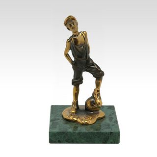 Скульптура "Футболист" (на камне)