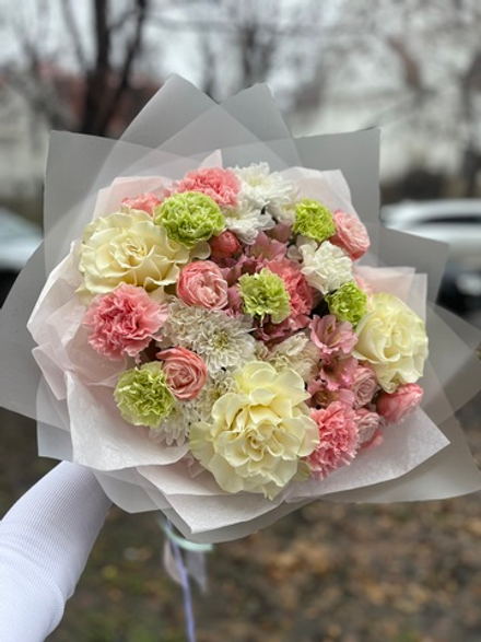 Букет с французскими розами и диантусами