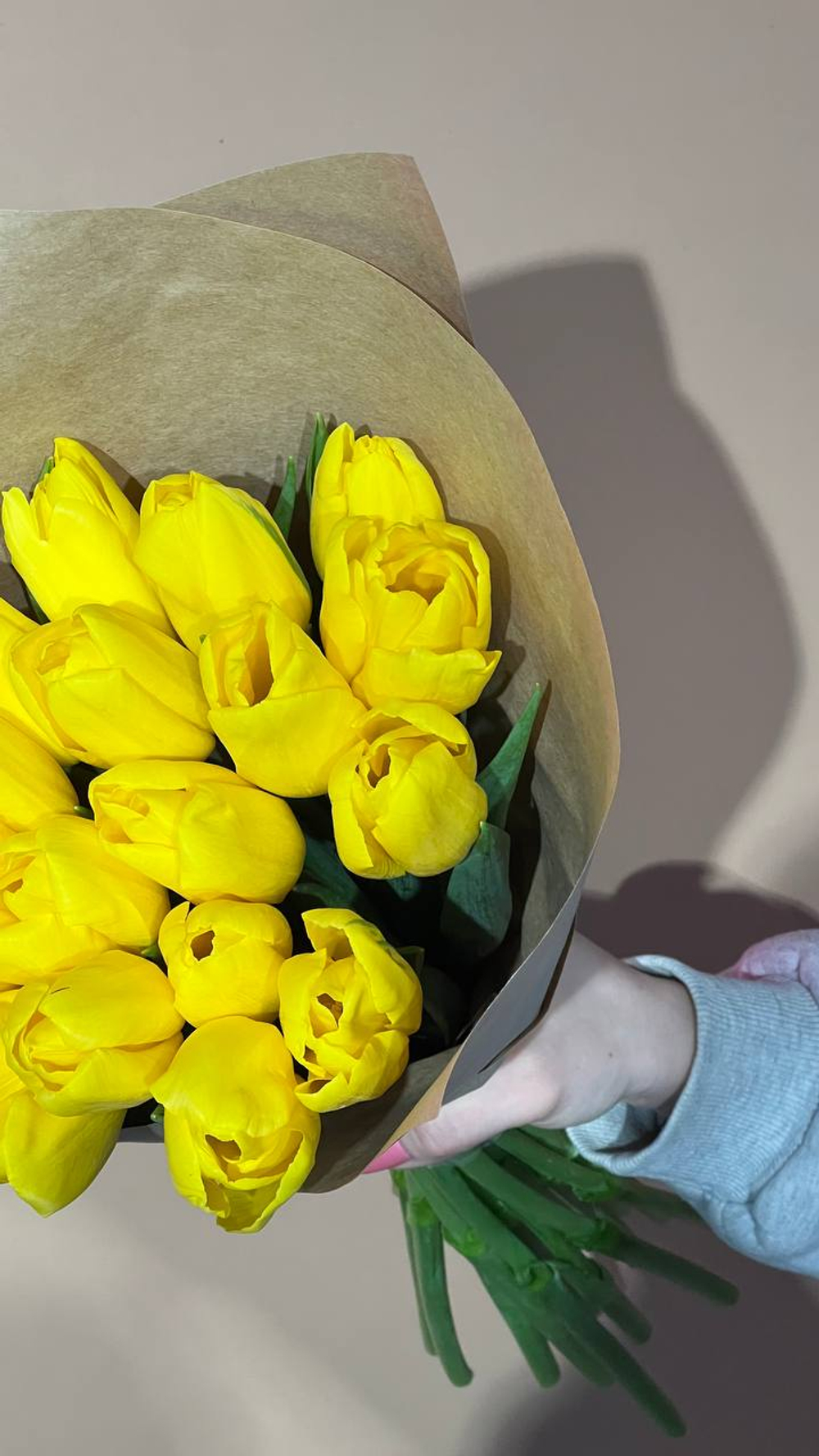 Охапка 20 тюльпанов в крафте