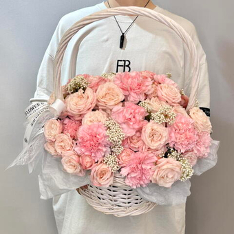 «Инсомния» Корзина с цветами из пионовидной кустовой розы и диантусов