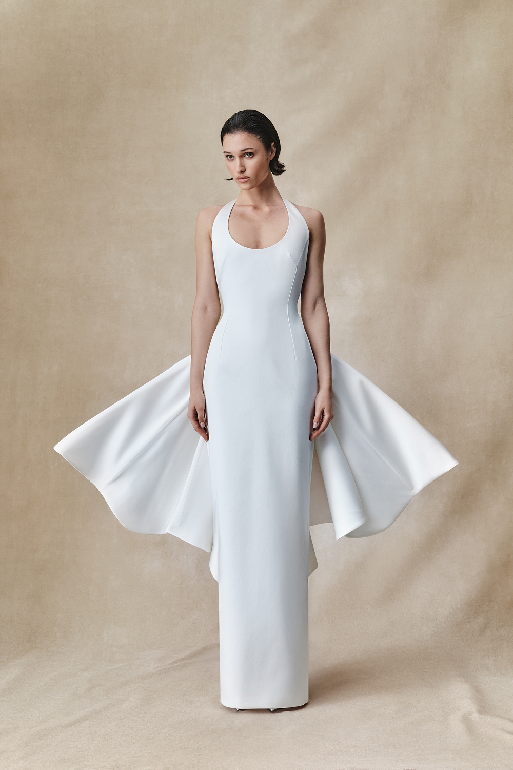 Платье макси из плотного атласа с отстегивающейся деталью-бабочкой