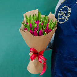 Малиновые тюльпаны в оформлении