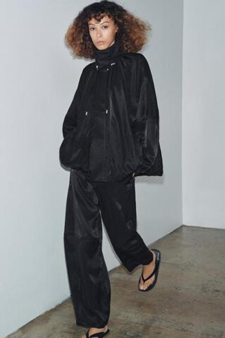 ZARA БРЮКИ ИЗ СТРУЯЩЕЙСЯ ТКАНИ — ZW COLLECTION, ЧЕРНЫЙ