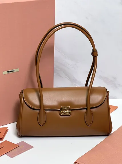 Cумку MIU MIU с двойной ручкой в коричневом цвете