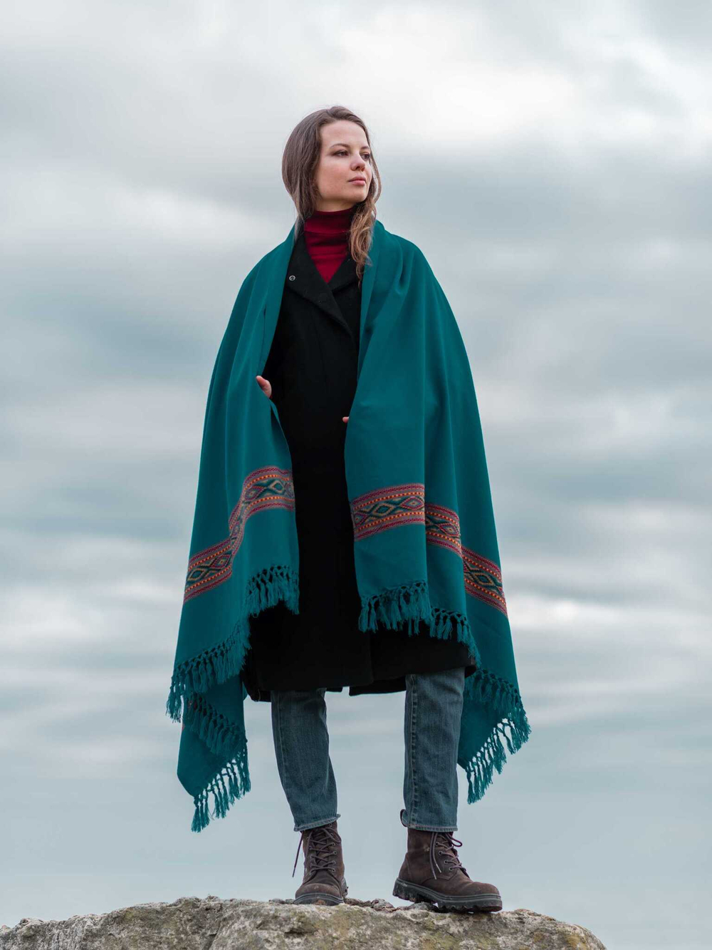 Шерстяной палантин с вышивкой