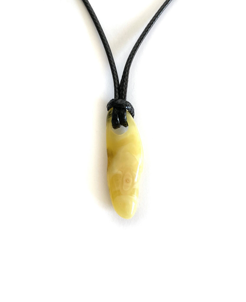 Кулон-подвеска из янтаря натурального на кожаном шнурке (45 см), длина кулона 3,5 см