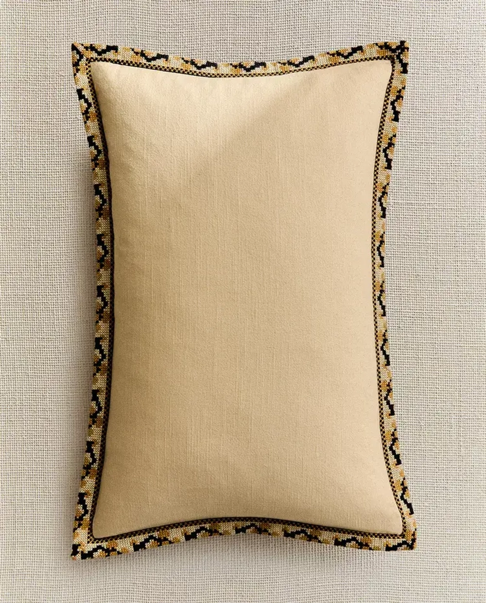 ZARA HOME НАВОЛОЧКА ДЛЯ ДЕКОРАТИВНОЙ ПОДУШКИ С ГЕОМЕТРИЧЕСКИМ УЗОРОМ ПО КРОМКЕ, СВЕТЛО-БЕЖЕВЫЙ